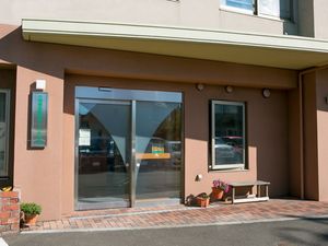 施設の玄関外観  