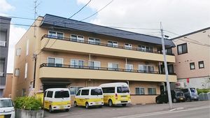 三階建ての建物外観
