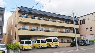 三階建ての建物外観