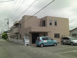 建物の外観と駐車場