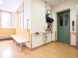 廊下の木製ベンチと手すり