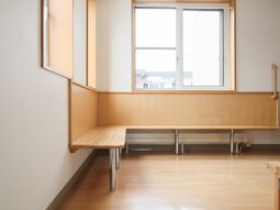 明るい室内の木製ベンチ
