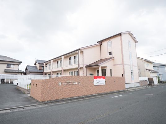ピンク色外観の建物