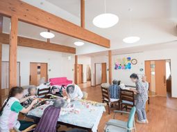 木造の柱が特徴のリビング