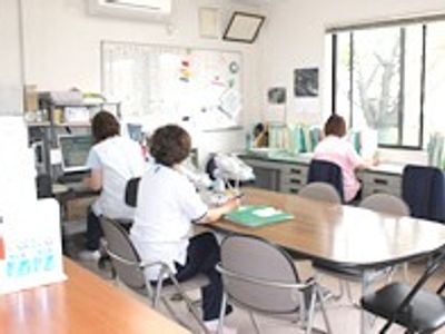 机に向かうスタッフの作業室
