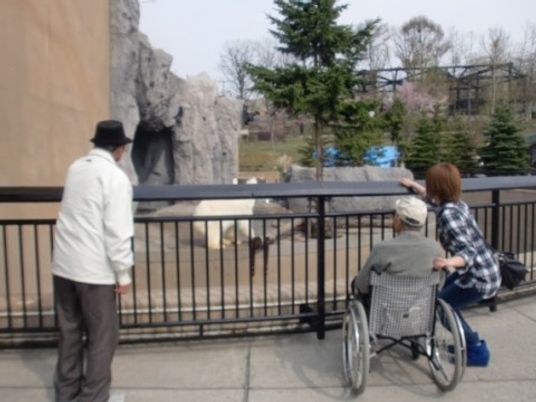 公園を楽しむ利用者たち