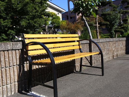 ベンチのある中庭