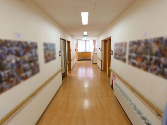 掲示物つき廊下
