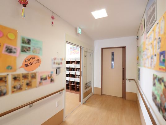 廊下の手すりと掲示物