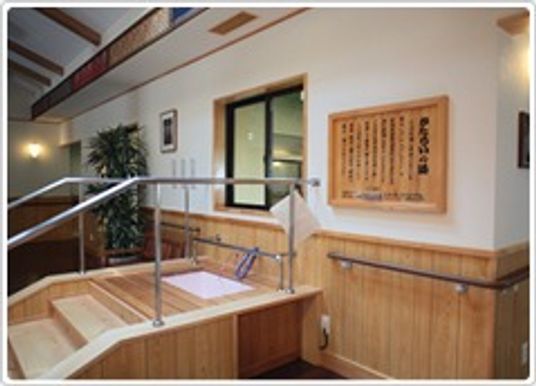 木製手すりの廊下