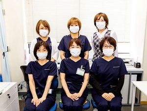 スタッフが並ぶ休憩室  