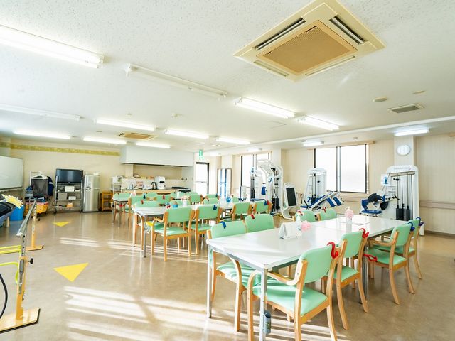 広々とした共有スペース ダイニングルーム 自然光が差し込む、広々としたスペースのダイニングルームです。ゆったりと過ごせる環境が整っています。