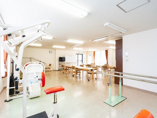 広々とした訓練室 機能訓練室 自然光が差し込む広い空間で、リハビリや軽運動に適しています。快適な環境で仕事ができます。