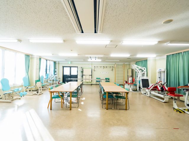 明るい機能訓練室 機能訓練室 広々とした明るい空間で、様々なトレーニング器具が揃っています。自然光が心地よい環境です。