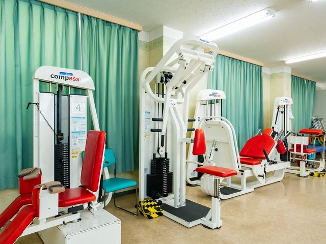 機能訓練用器具の室内 機能訓練室 明るい空間で最新の訓練器具を使い、多様なエクササイズが可能です。働きやすい環境を提供します。