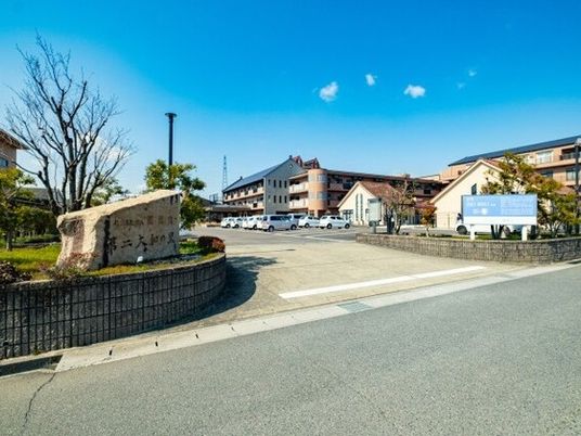 施設の外観と看板  