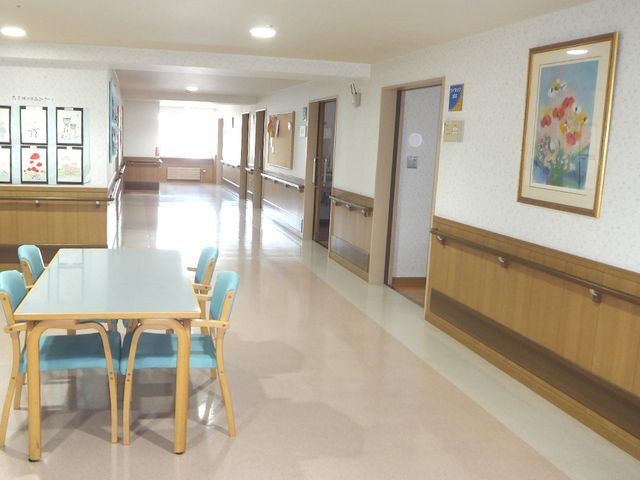 明るい廊下 廊下 自然光が差し込む明るい廊下です。壁にはアートが飾られ、落ち着いた雰囲気を演出しています。