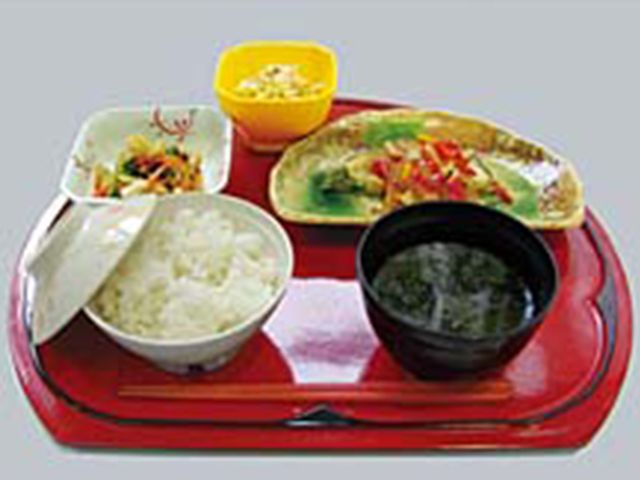 栄養豊富な食事 食堂 色とりどりの食事が整えられたお膳は、栄養バランスが考慮されています。