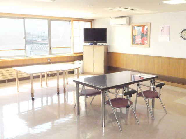 明るい日差しのラウンジ ラウンジ 日差しがたっぷり入る明るい空間です。テーブルと椅子が配置され、くつろぎの時間を過ごせます。