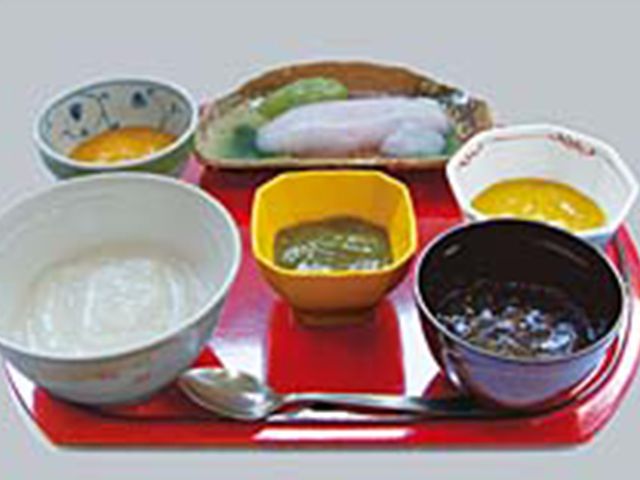 美しい食事の盛り付け 料理 彩り豊かな料理は、視覚でも楽しめるよう工夫されています。食事を通じて楽しい時間を提供します。
