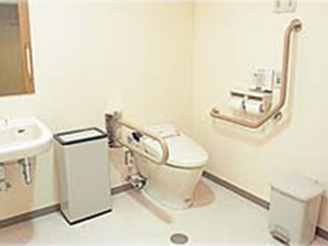 清潔なトイレ設備 トイレ 広々としたトイレ空間には、手すりが設置されており、安全に配慮されています。