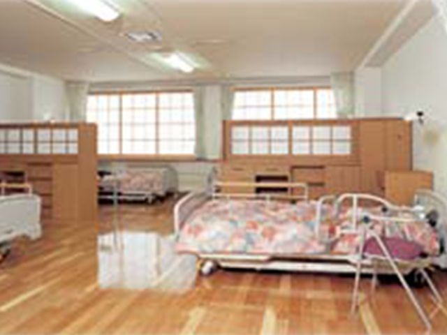 光が差し込む居室 居室 広々とした空間で、明るい光が差し込む居室です。快適に過ごせる環境が整っています。