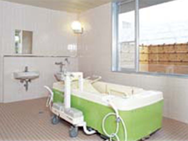緑色の浴槽がある浴室 浴室 緑色の浴槽が配置された明るい空間です。窓から自然光が差し込んでいます。
