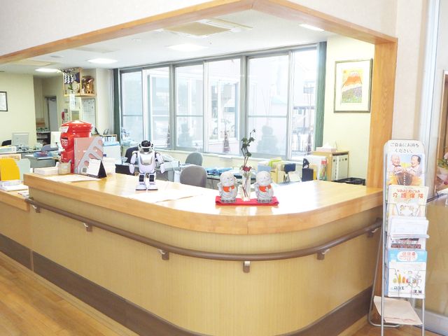 明るい受付エリア フロント 広々とした受付は、自然光が差し込み明るい雰囲気です。親しみやすいスタッフが温かく迎えます。