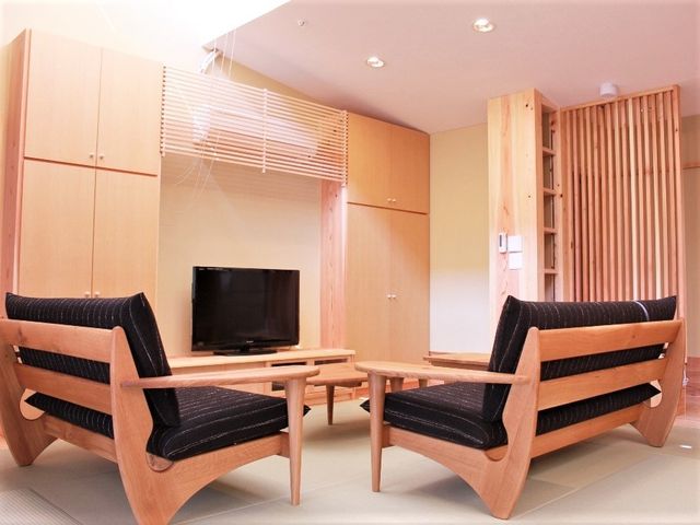 木製家具の和室ラウンジ 共有スペース 木の温もりを感じるラウンジで、ご入居者様はリラックスした時間をお過ごしになれます。清潔感を保ちながら、モダンなデザインが心地よい空間を演出しています。