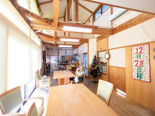 共有スペースの木目調内装