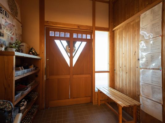 木目調の温かみのあるエントランス