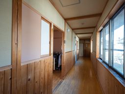 木目調の明るい廊下