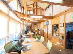 温かみのあるラウンジ風景