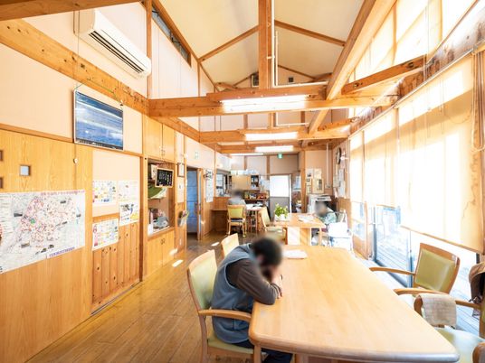 木のぬくもり感じるラウンジ