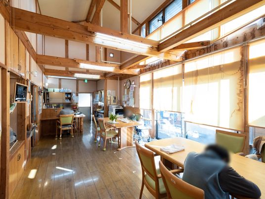 木造の明るい共有スペース
