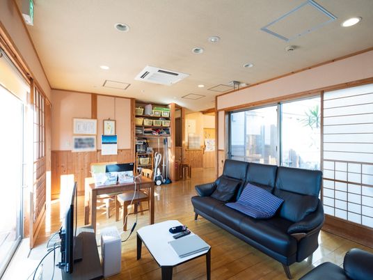 和風の明るいラウンジスペース