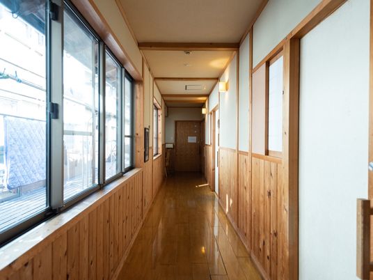木目調の温かみある廊下