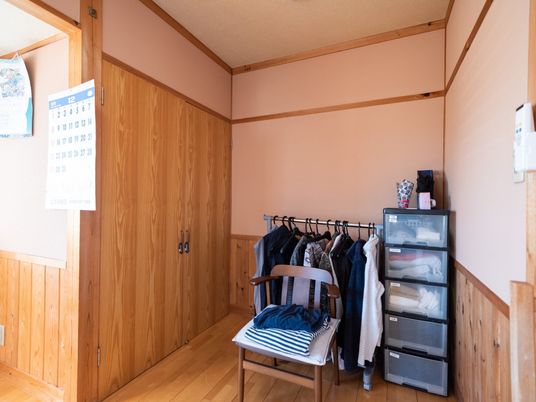 居室内の洋服と収納