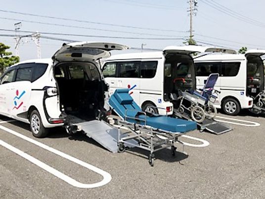 送迎車と介護用機器の駐車場  