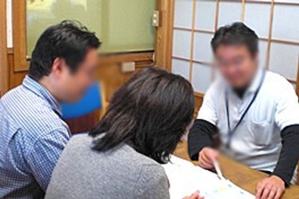 窓際の相談風景