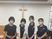 スタッフ4人の室内  