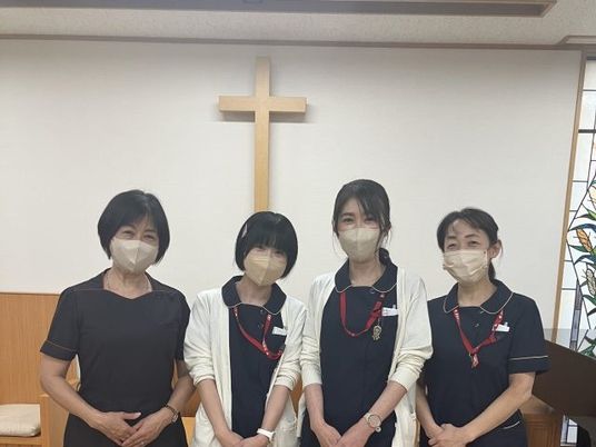 スタッフ4人の室内  