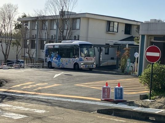 送迎車が停まる外観  