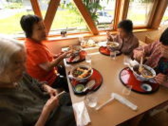 食事をする人々の居室
