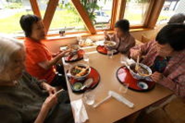 食事をする人々の居室