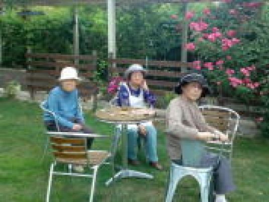 中庭でくつろぐ利用者たち