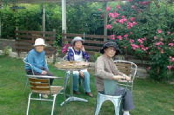 中庭でくつろぐ利用者たち