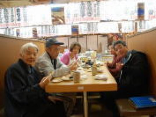 笑顔の食事シーン