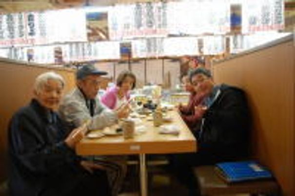 笑顔の食事シーン