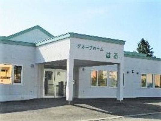 白と緑の屋根の外観